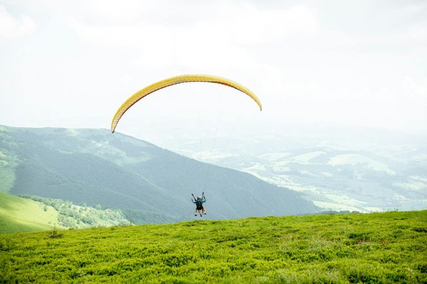 Où pratiquer le paragliding au-dessus des lacs alpins en Autriche ?